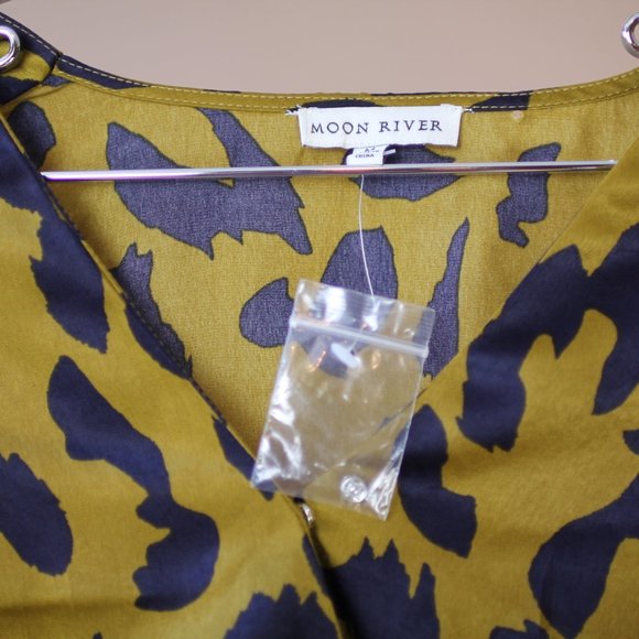 NWT Patterned Blouse - Picture 5 of 8